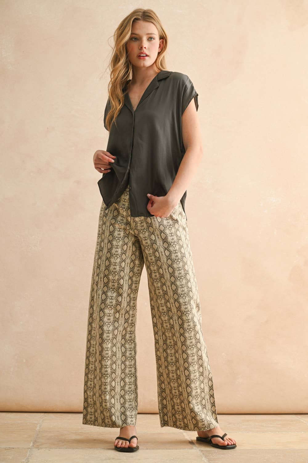 MIOU MUSE – Großhandel Hemd mit Button-down-Kragen – Damen – MMT1194   KNOPF-DOWN-HEMD MIT KAPPENÄRMELN3