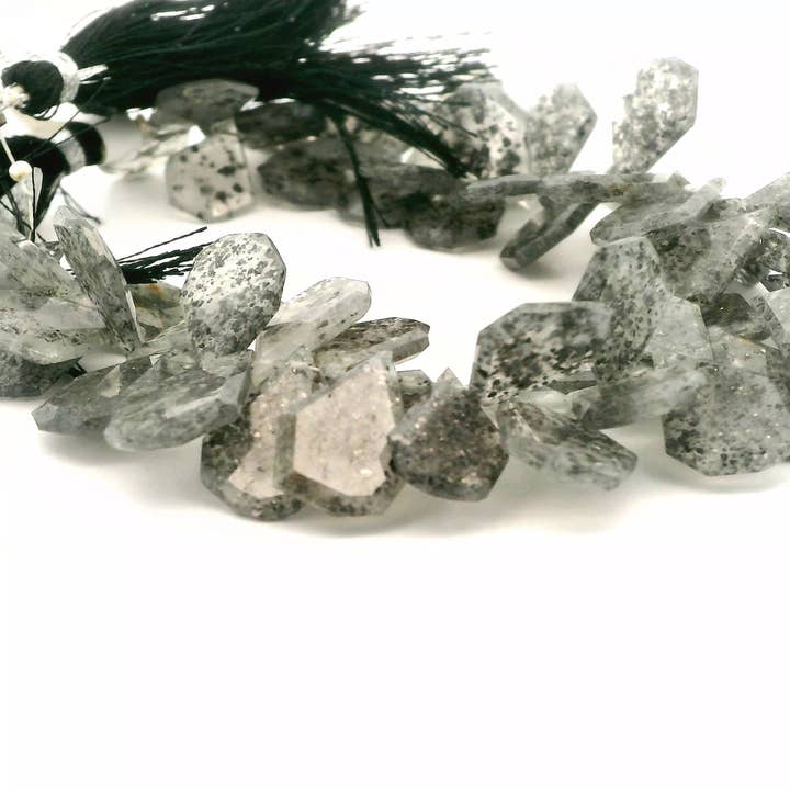 Tira de cuentas de pentágono facetado de piedra solar negra – Aprox. 6×6 mm | 62 cuentas para venta al por mayor de Purity Beads