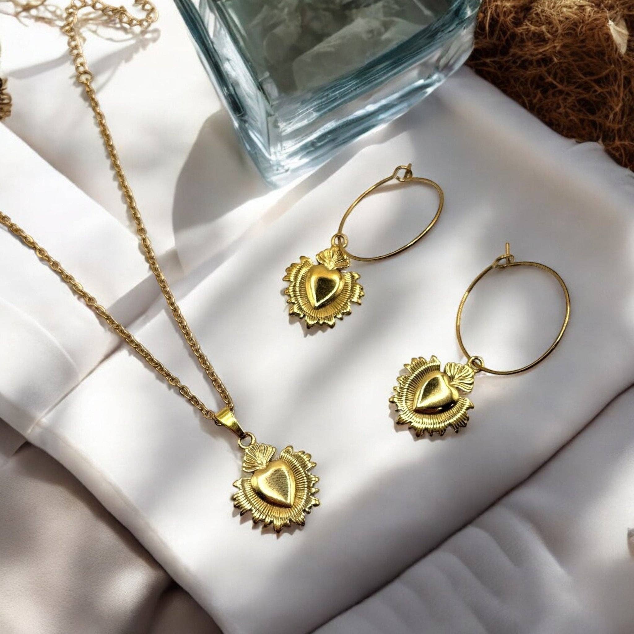 DUESTELLE ITALIA - Wholesale Pendant/Charm Necklace - Sacred Grace - Necklace with gold sacred heart3