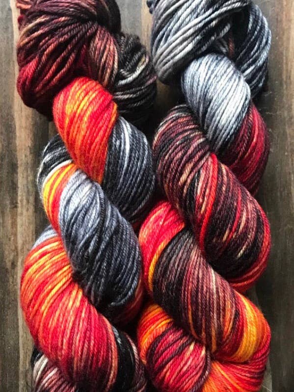 Œil de Sauron - DK Essentiel pour la vente par Black Cat Fibers