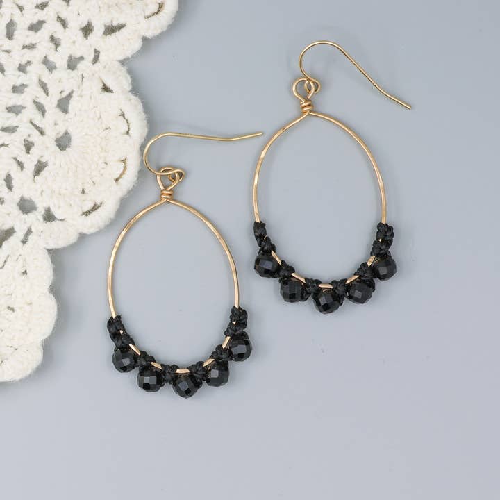 Orecchini a Cerchio con Spinello Nero / Oro Riempito / Fatto a Mano / Macramè per la vendita all'ingrosso da parte di The Stitch Alliance