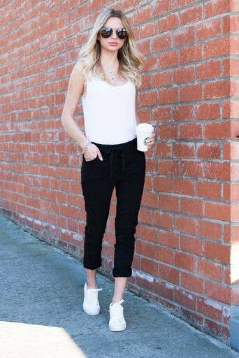 VENTI6 – Großhandel Hose – Damen – SOLIDE KNITTERFALTEN-JOGGER MIT KORDELZUG (50060)5