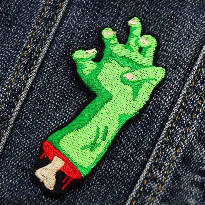 Broderat strykmärke med zombiehand för wholesale av Project Pinup