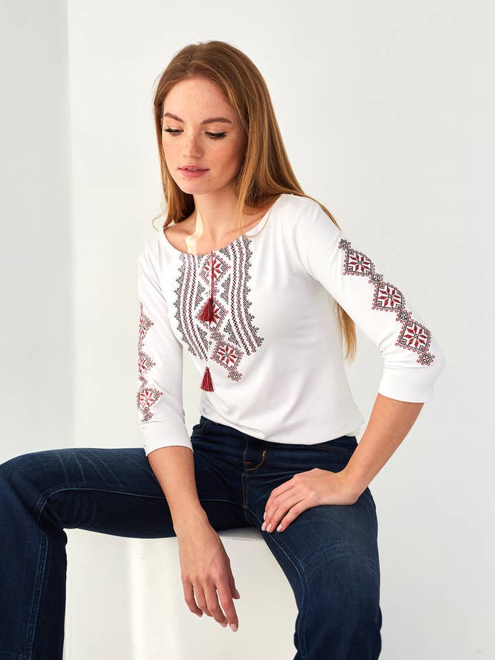 T-shirt brodé à manches longues Hutsulka blanc et rouge pour la vente par Handmade Originals Ukraine