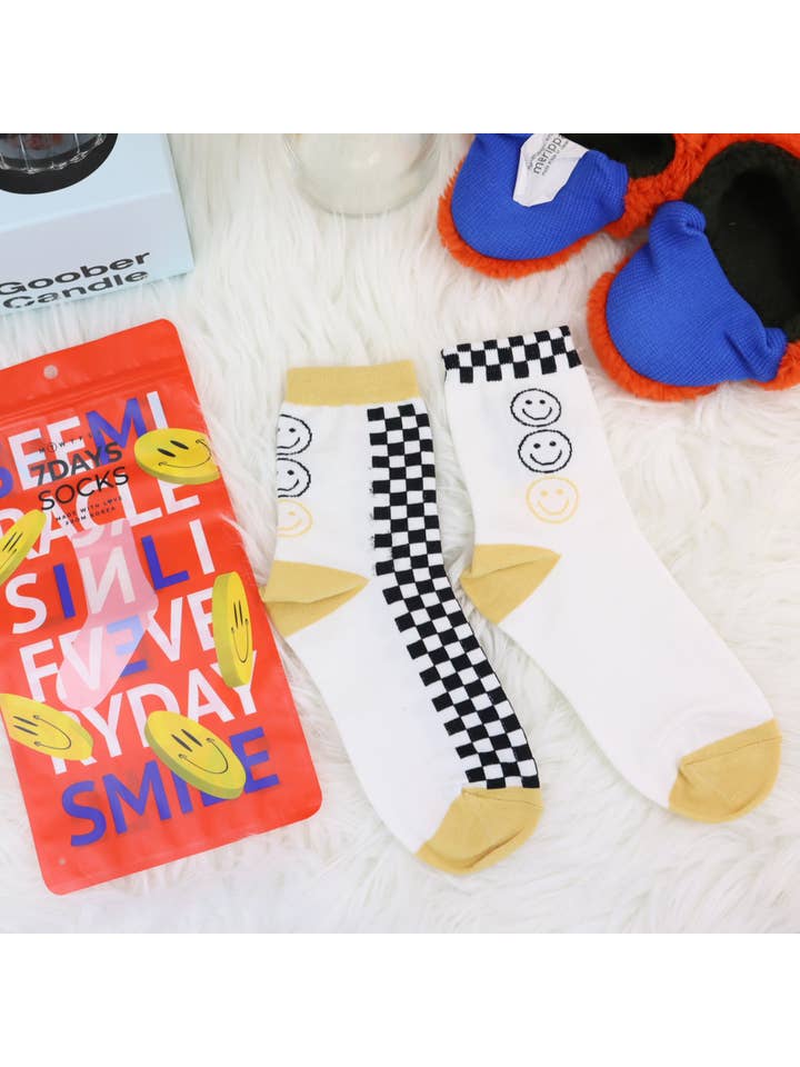 7DAYSSOCKS - Wholesale Socks - Women's - Women's Crew Check Board Smile Mismatched AB Socks