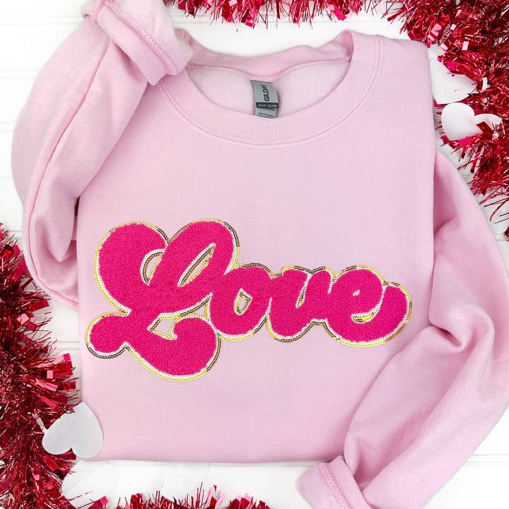 Donkerroze Chenille Love Patch Gildan sweatshirt voor wholesale door Nikkilynn Wholesale