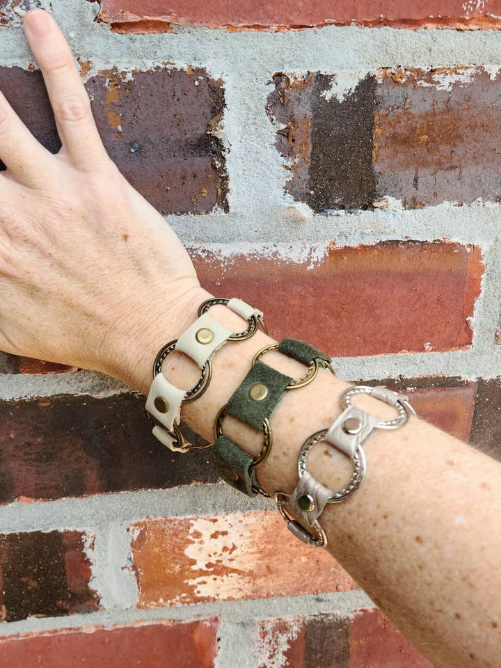 Bracelet Boho en cuir et métal pour la vente par Elly Kate Designs