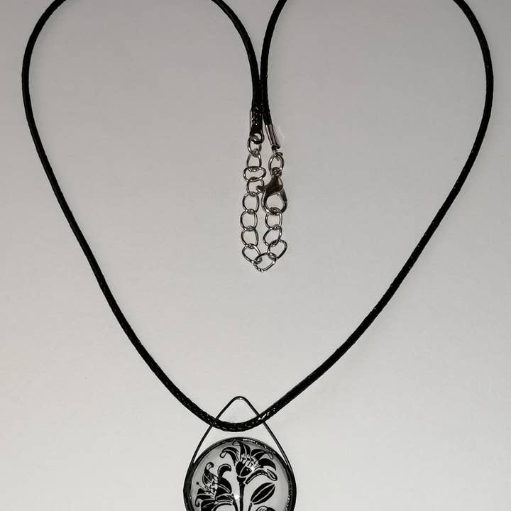 Pendentif goutte fleurs noires pour la vente par Blue Moon Bijoux