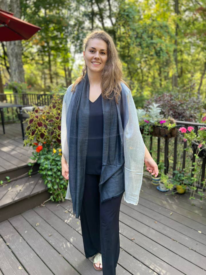 Pañuelo degradado ligero de lana azul y gris para venta al por mayor de Rayz Intl