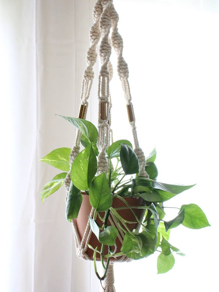 Cintre à perles en laiton Cream Angelina de taille moyenne à grande pour la vente par The Crafty Glammie