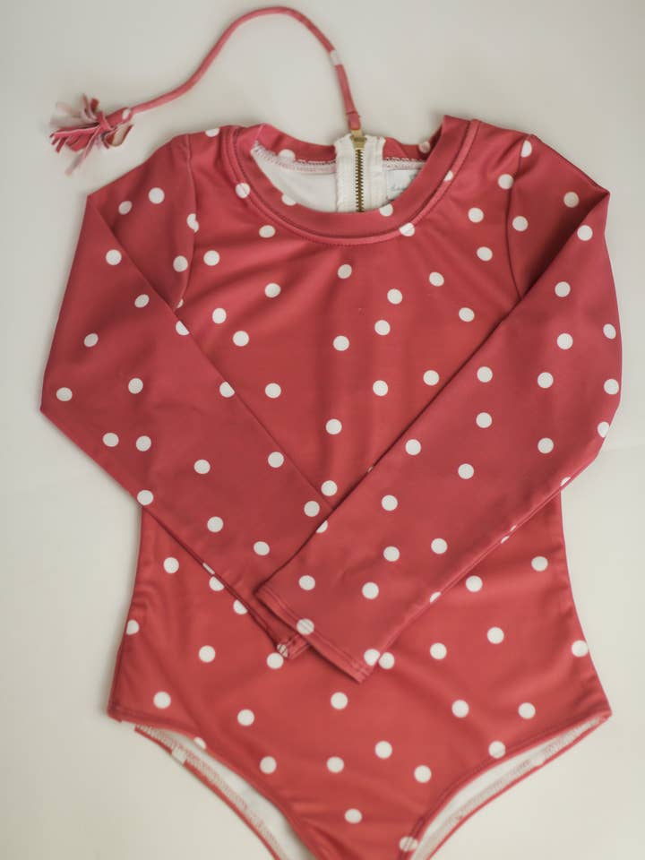 Le Rash Guard pour Fille NOUVEAU ! - Point Rouge pour la vente par dear georgie
