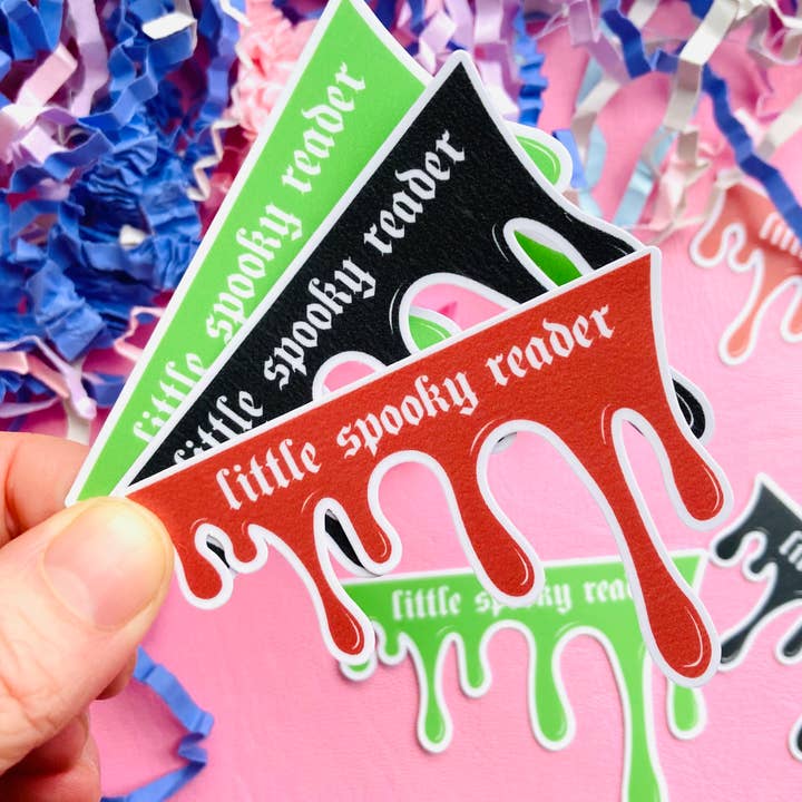 Petit autocollant découpé en forme de dé goutte à goutte lecteur effrayant pour la vente par Chapter & Ink