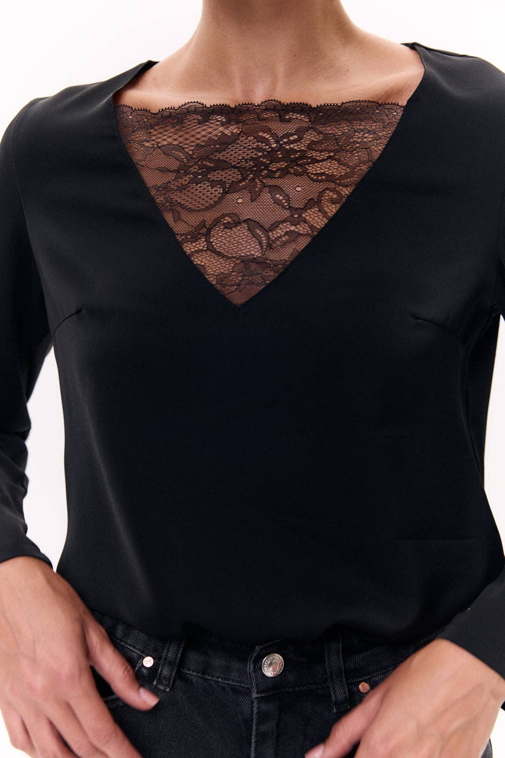 Azuri Fashion Group – Blusa - Mulher por atacado – Blusa preta de cetim amassado com detalhe em renda1