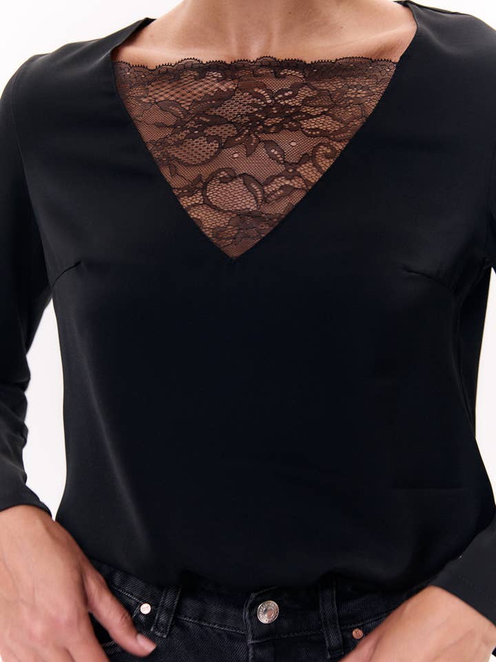 Azuri Fashion Group – Engroshandel Bluse - Dame – Sort krøllet satinbluse med blondeindsats1