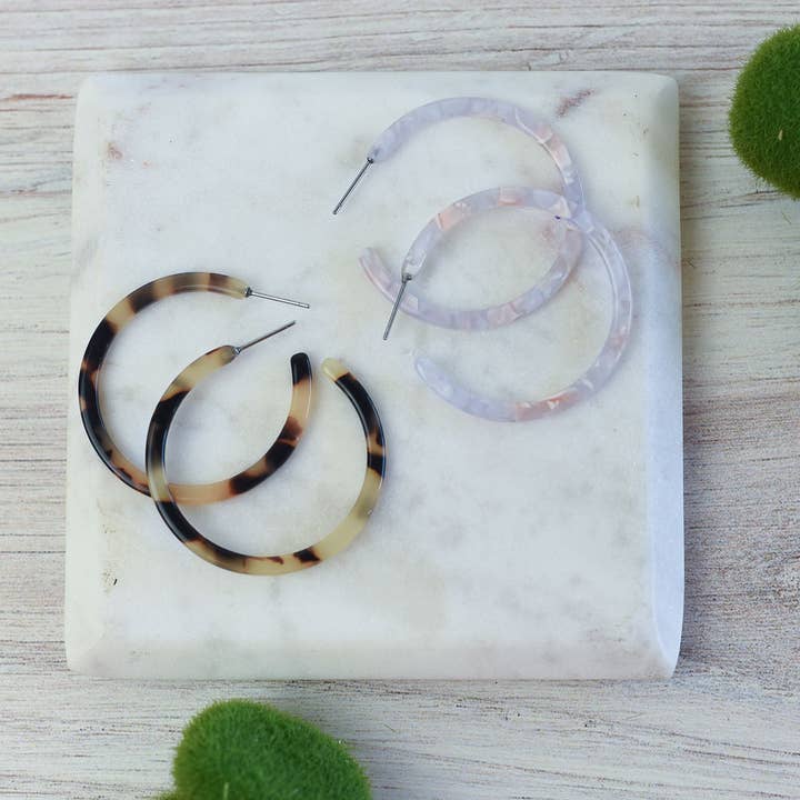 Créoles Cecelia en acrylique pour la vente par Lauren Lane