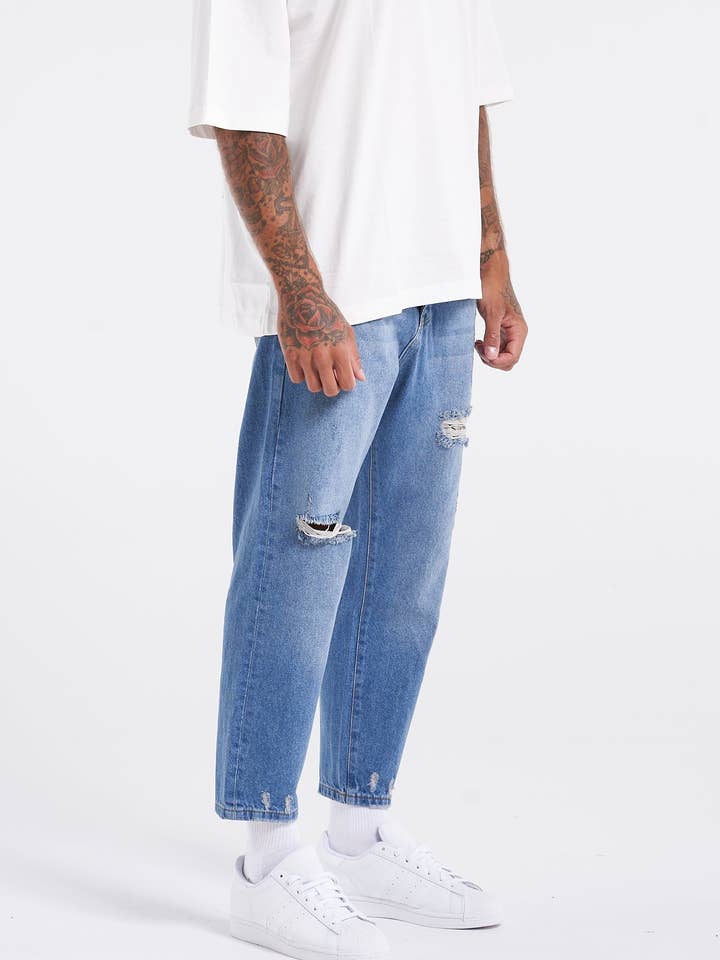 Jean bleu vintage déchiré coupe décontractée pour la vente par UNEFFECTED STUDIOS