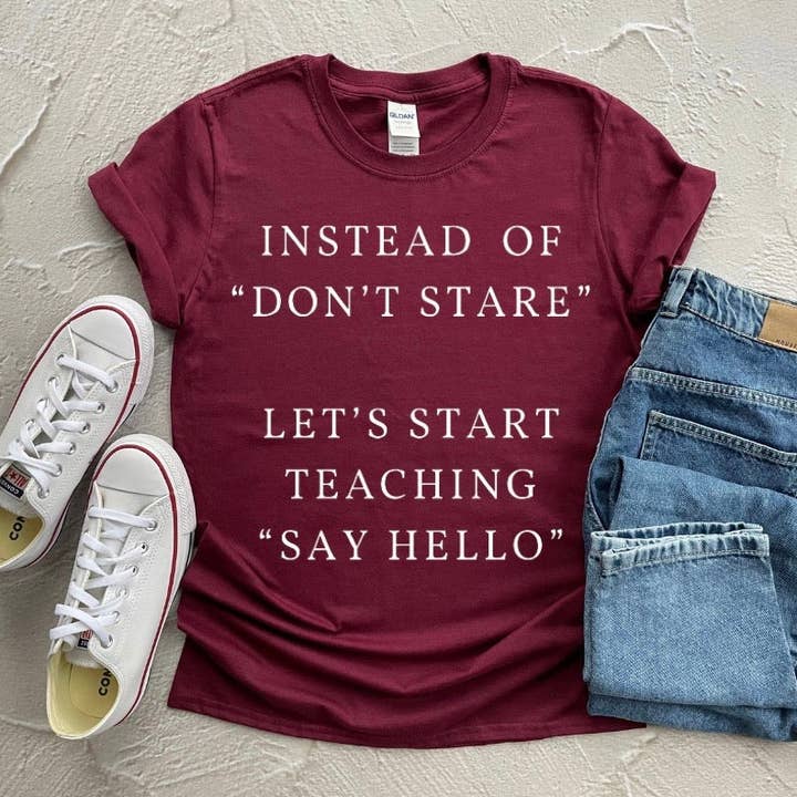 Dites Bonjour T-shirt – Entamez une conversation significative pour la vente par Say Hello Threads