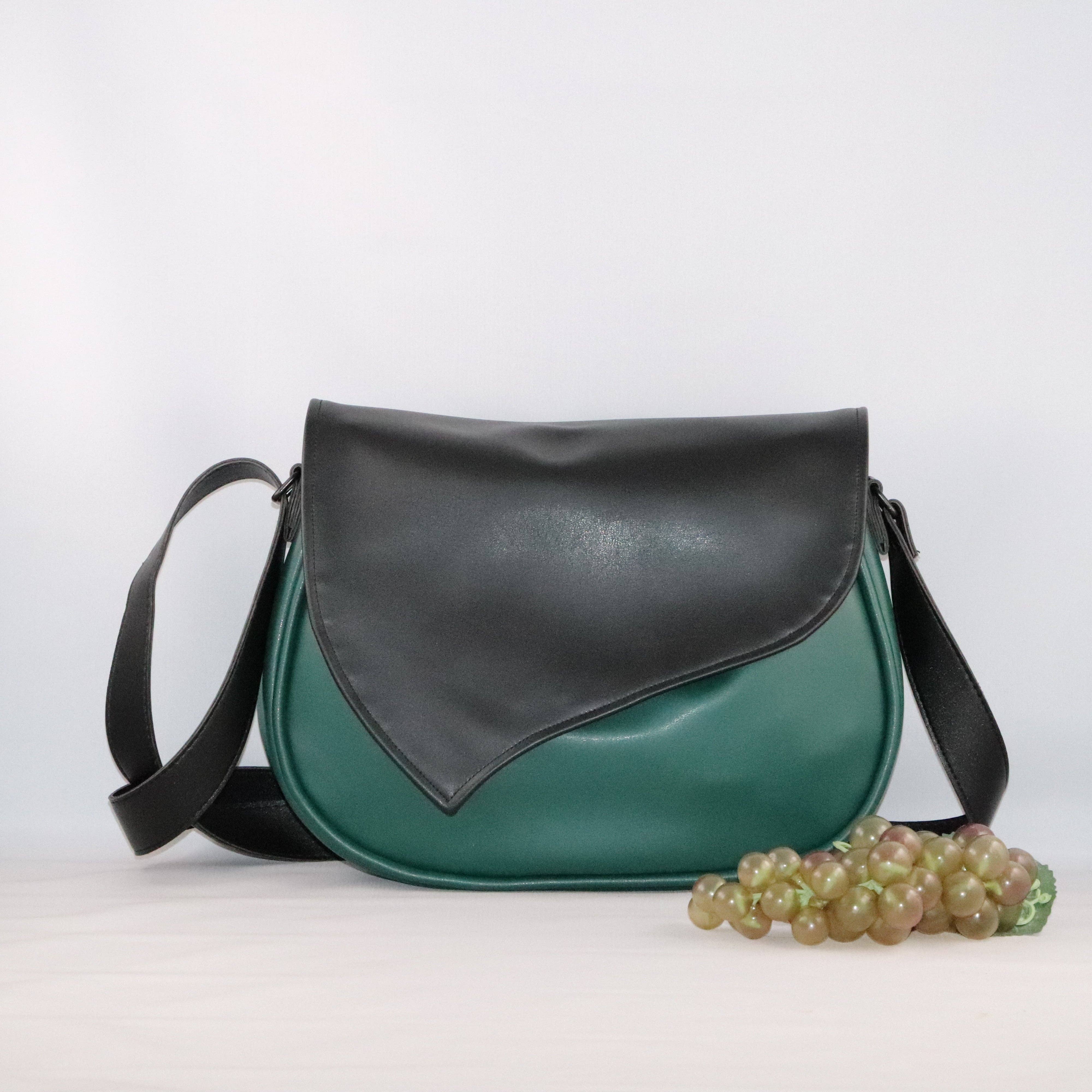 Klappe aus schwarzem Leder aus Trauben-Alter-Leder für den Großhandel von Les Sacs de Théane