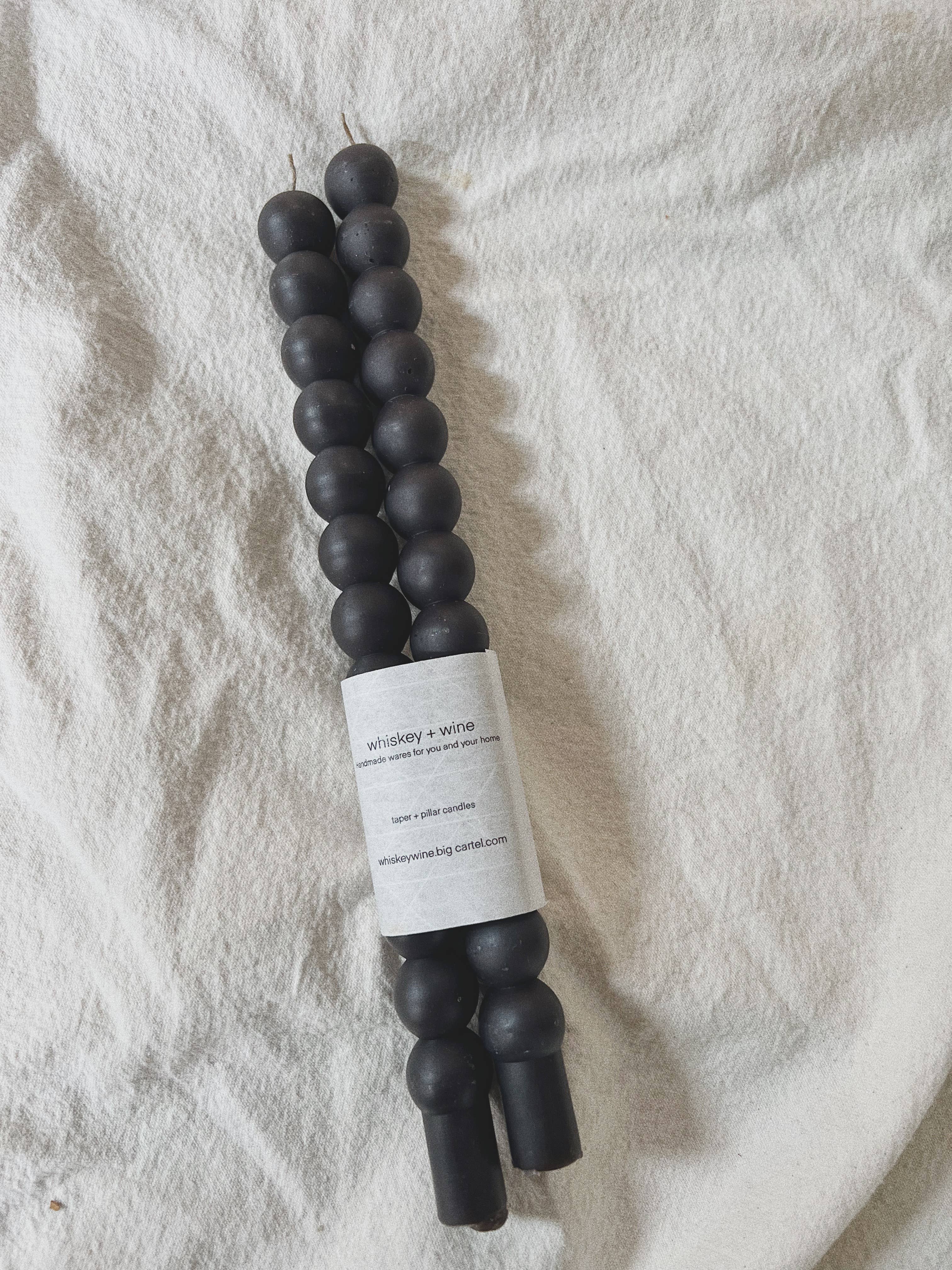 Whiskey + Wine – Engroshandel Stearinlys/lysestage – Sæt med to håndlavede kugleformede spidse stearinlys i 100 % bivoks1