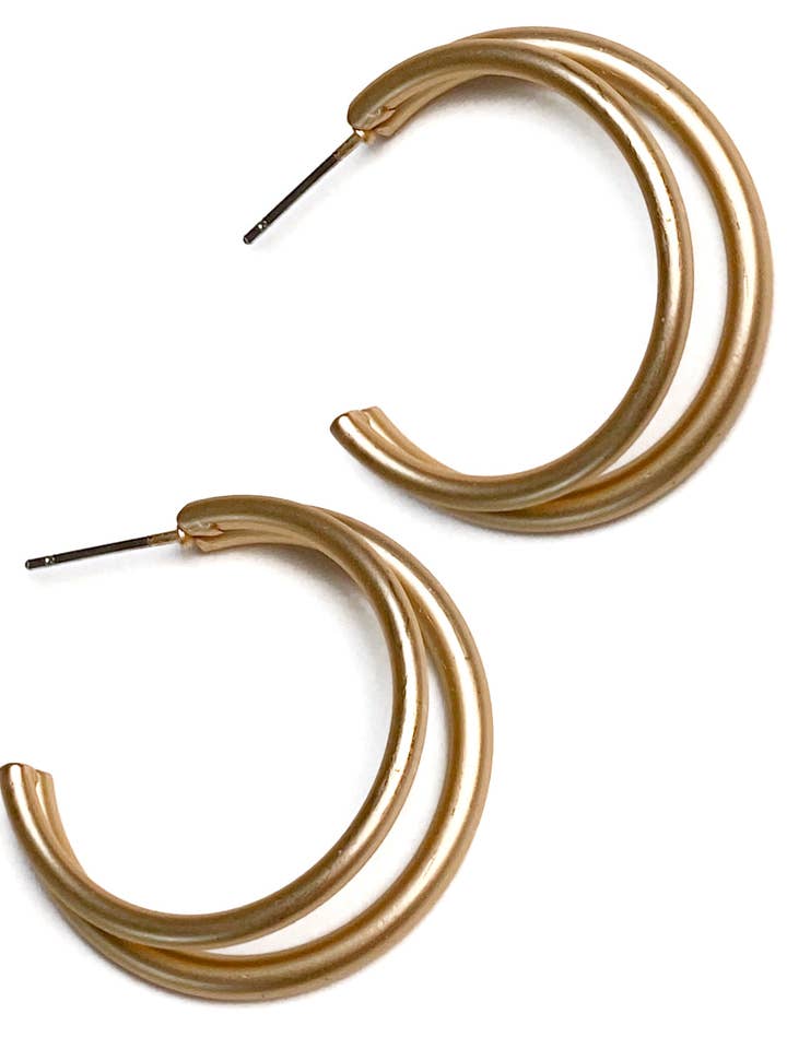 Créoles à double motif mat de 1,25 po pour la vente par Juniper Wish