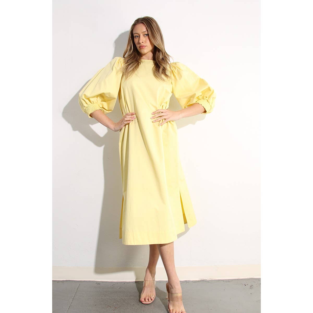 ERRÖTEN MIDIKLEID MIT BALLONÄRMELN für den Großhandel auf Faire17