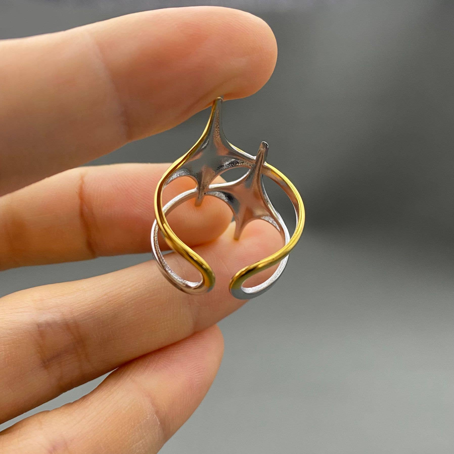 Mio Queena - Venta al por mayor Anillos grandes/de cóctel - Anillo de Acero Inoxidable Bañado en Oro de 18K de Doble Estrella Bicolor - FGS3