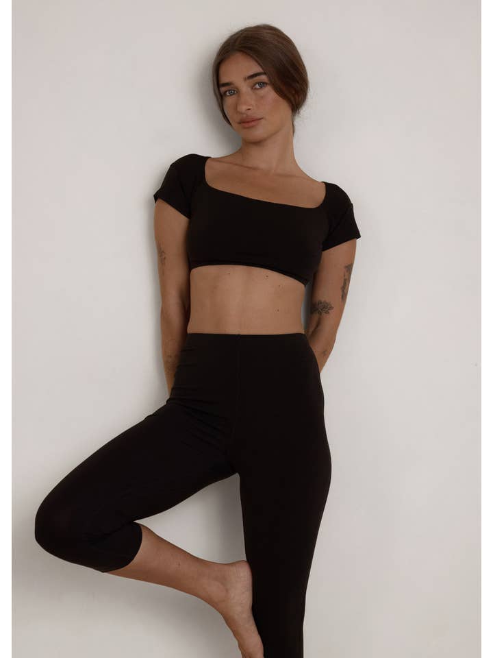 Pinky & Kamal – wholesale Sportöverdel – Dam – Scoop T-shirt Crop Top - Svart - Ekologisk bomull/bambu
