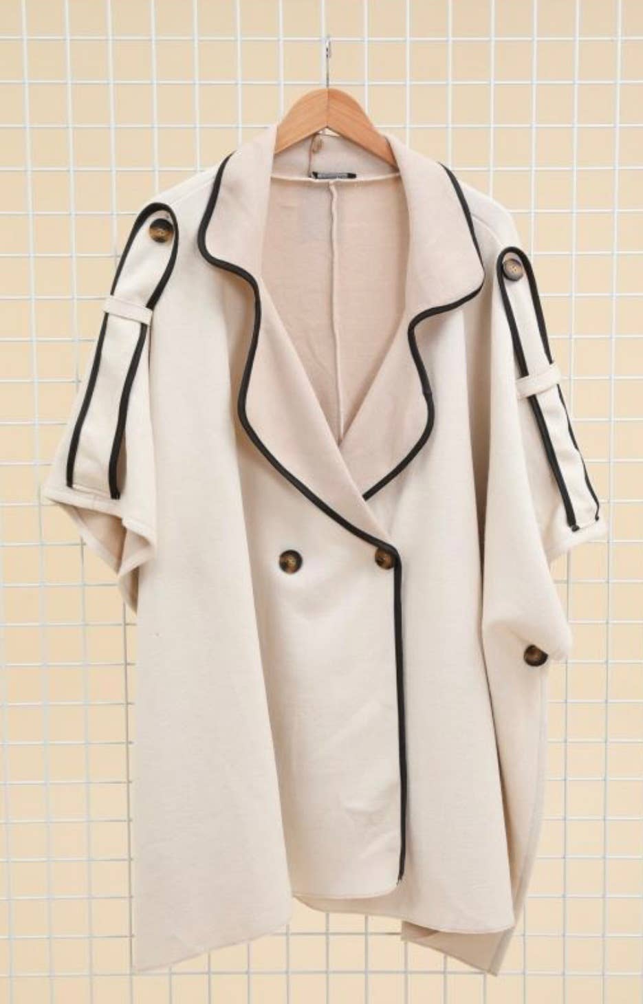 LÉA & LUC – Engroshandel Frakke - Dame – Løs og flydende jakke med poncho-stil fra LÉA & LUC3