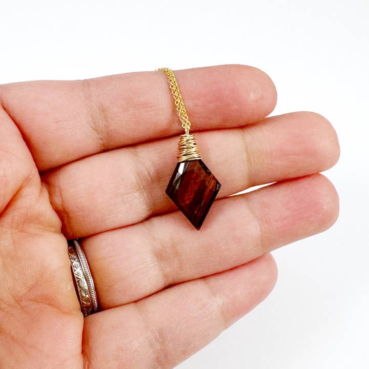 Einfache Halsketten - Roter Tigerauge - Rhombus - Gold für den Großhandel von Mrs. Robinson's Affair