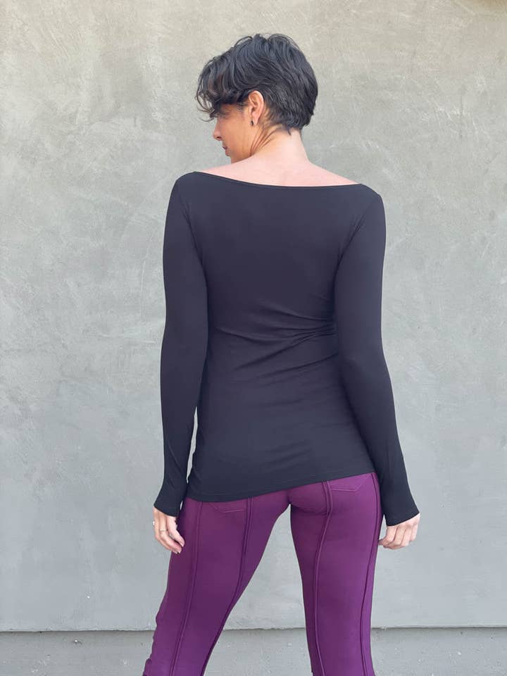 CARAUCCI - Wholesale T-Shirt - Women's - Boat Neck Long Sleeve Tee27