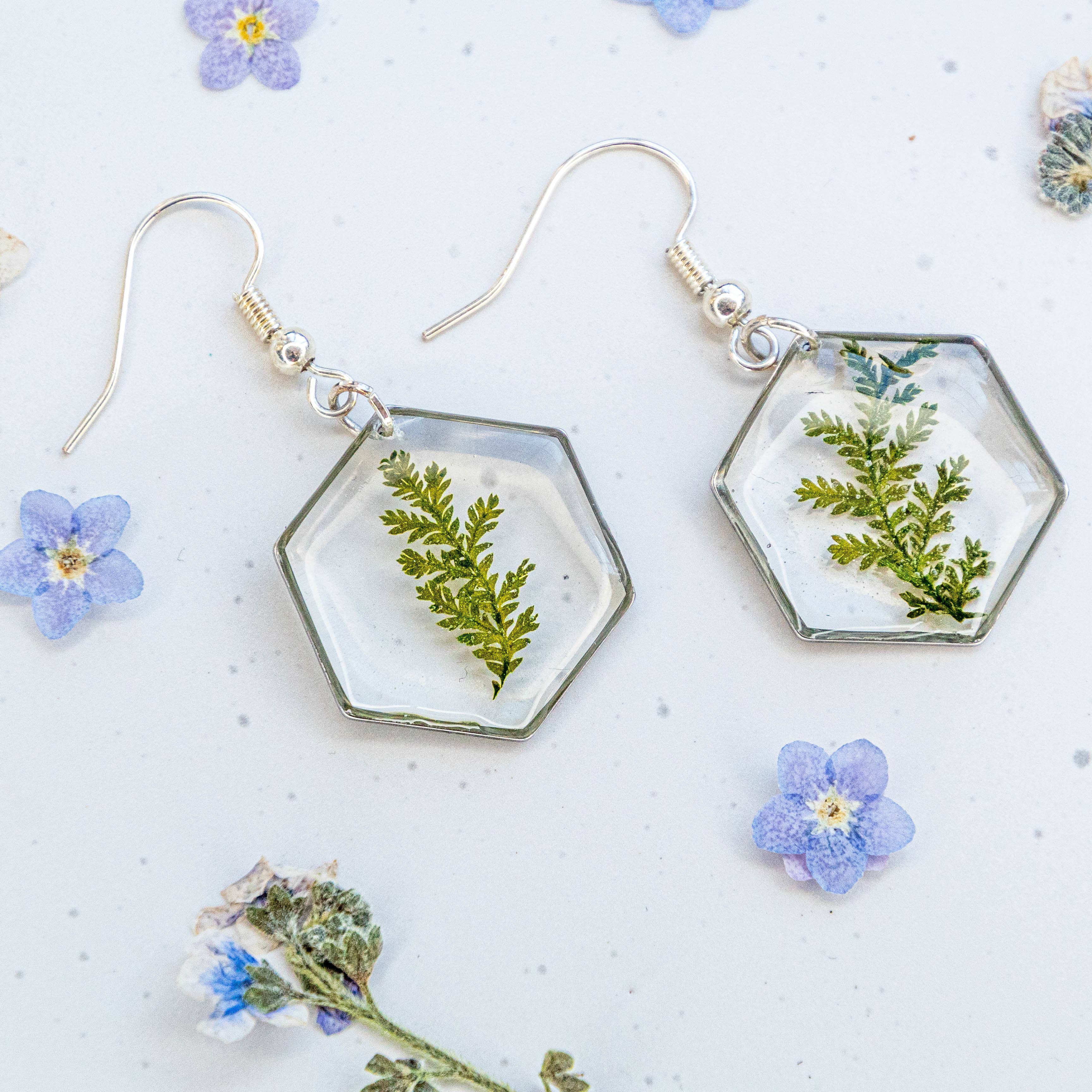 Allie and Posie – wholesale Dangle earrings – Mia hexagon dangle earrings with real dried fern in resin3