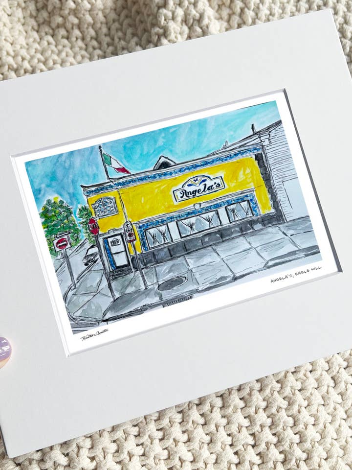 Café d'Angela (Impression d'art en aquarelle de Boston - Eastie) pour la vente par Sunset Studios Boston: Neighborhood Watercolors