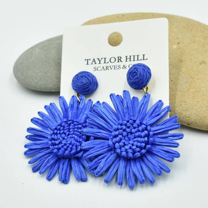 THSE1099: Blu: Orecchini con Fiori di Rafia per la vendita all'ingrosso da parte di Taylor Hill Scarves & Co