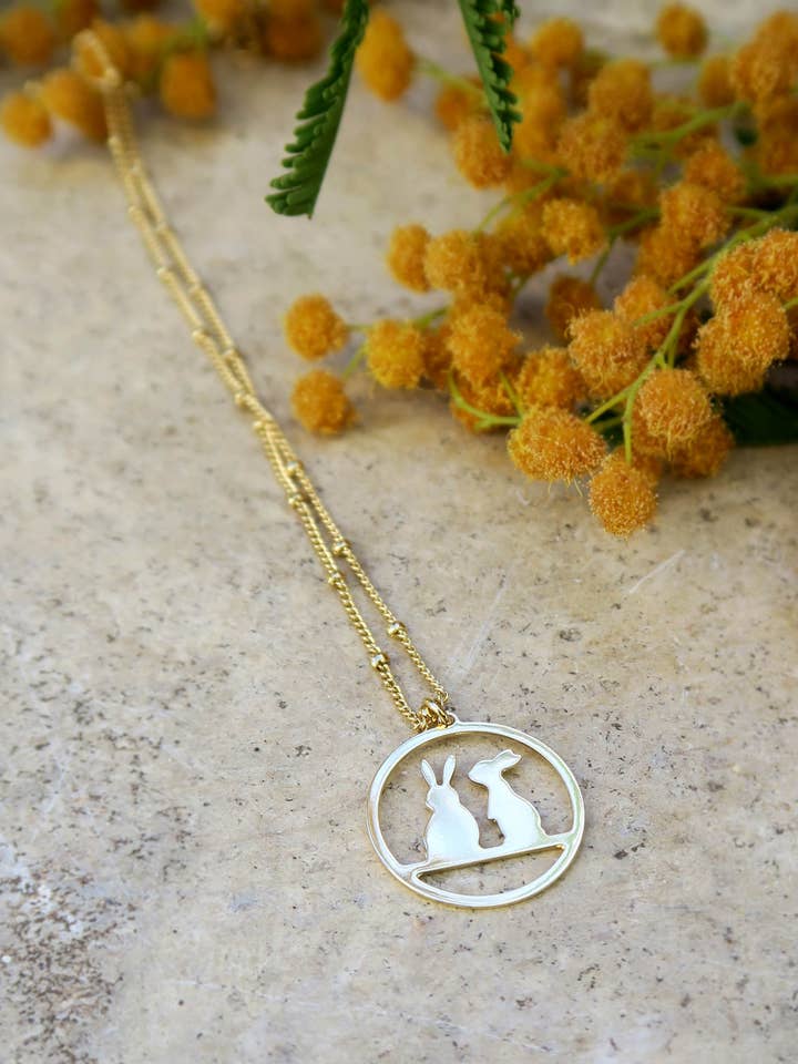 Collana con due conigli per la vendita all'ingrosso da parte di Hirondelle Bijoux