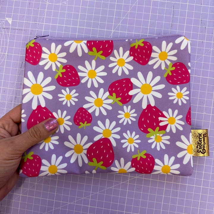 Bolsa con cierre de cremallera con estampado de fresas y flores para venta al por mayor de Esoteric London