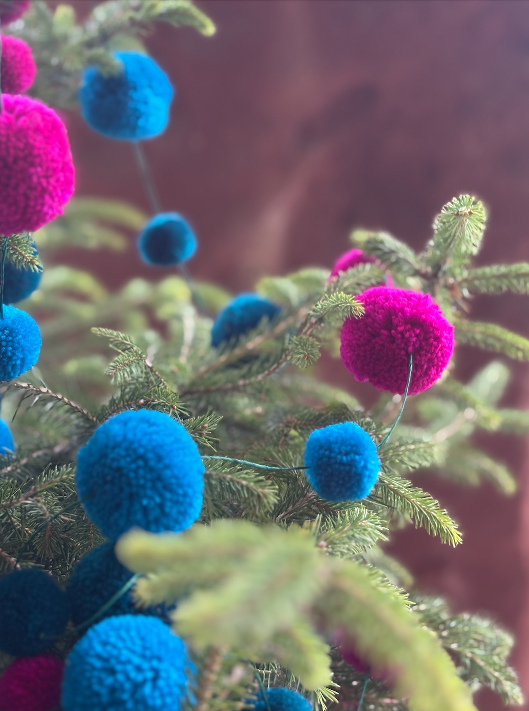 PomPom Galore - Wholesale Kerstdecoratie - Kerstmis Juweeltint Koninklijke Pom Pom Kerstkrans3