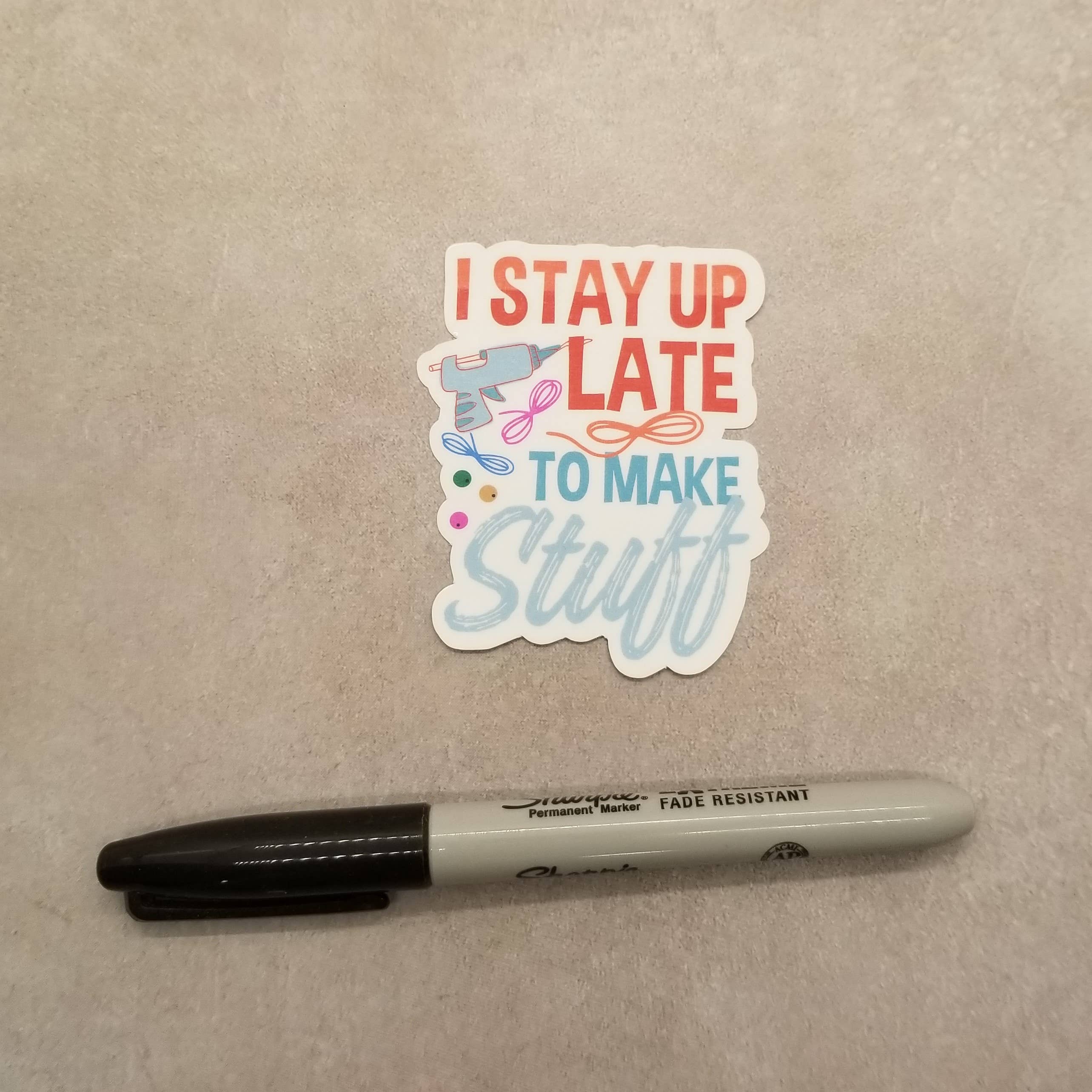 Dancing Dolphin Crafts – Engroshandel Klistermærke – Jeg bliver sent oppe for at lave ting - Crafty Vinyl Sticker - Maker5