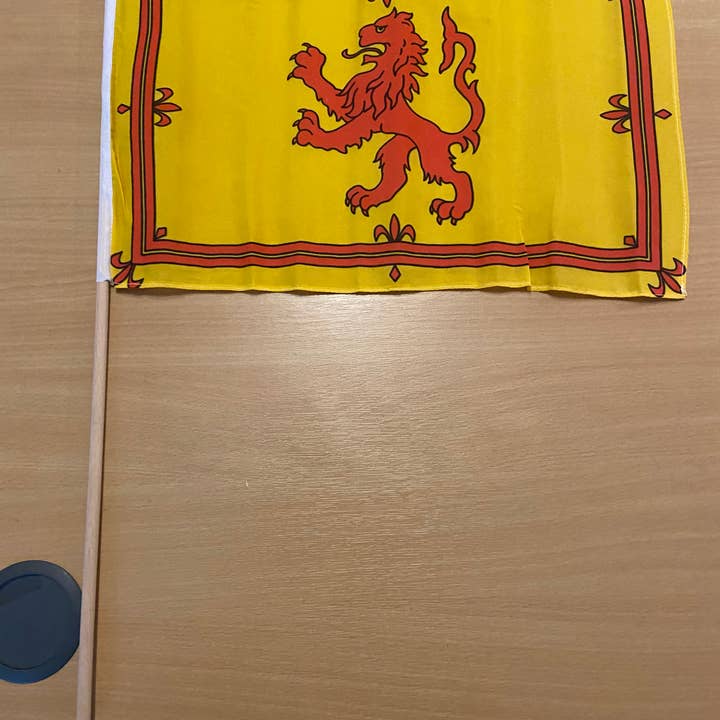 Grand drapeau à main Lion Rampant (Écosse) de 18 x 12 pouces (dizaines) pour la vente par Worldwide Flags Ltd