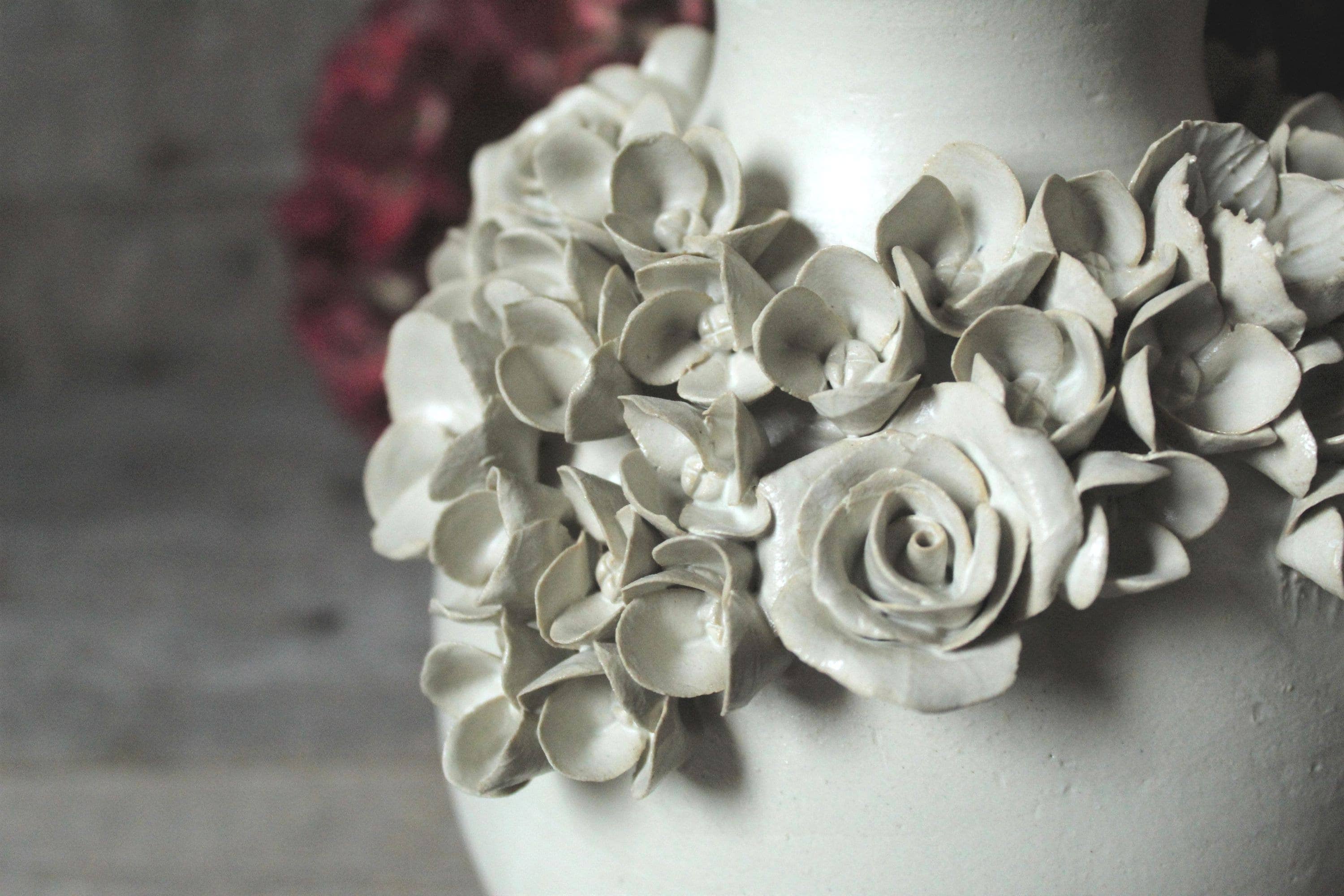 L'Officina - Wholesale Vase - Romantic stoneware vase with a garland of mixed flowers. - IN PRODUCTION3