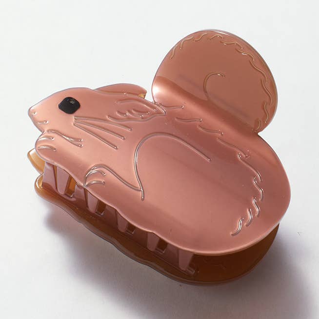 Egernhårklo i skinnende kastanje med udskårne detaljer for engroshandel hos WINONA IRENE