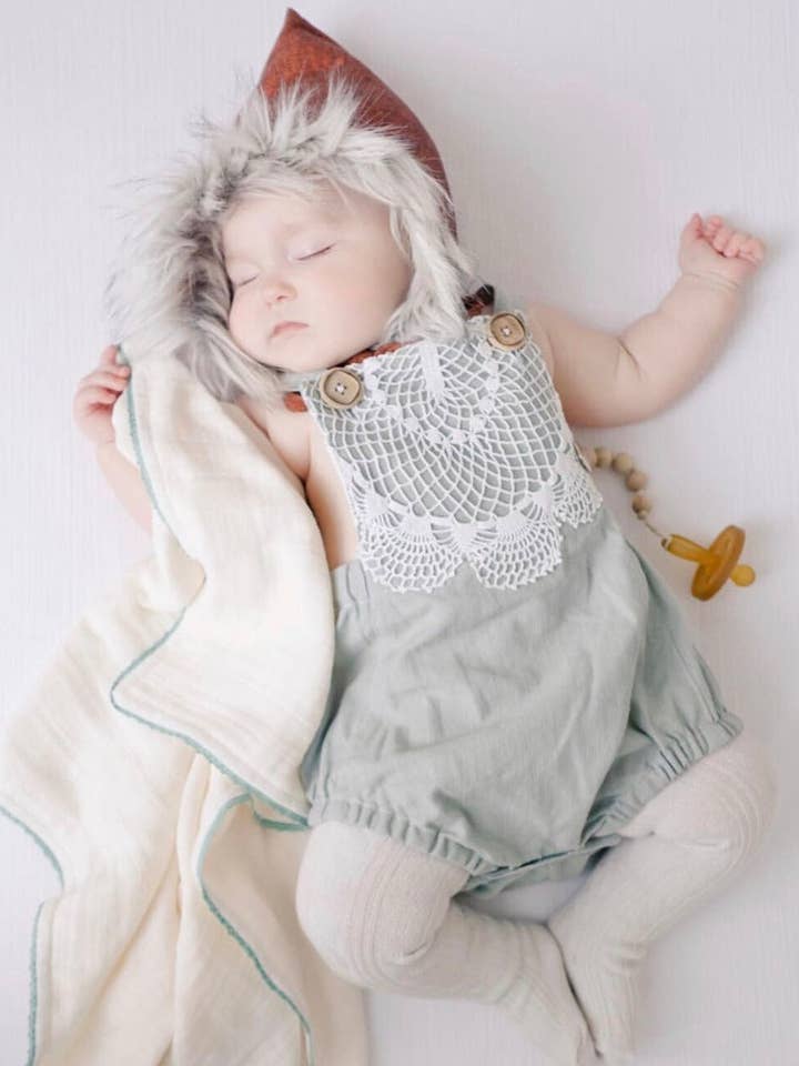 Barboteuse Vintage avec Devant en Dentelle Crochetée Ella pour la vente par Tate & Adele