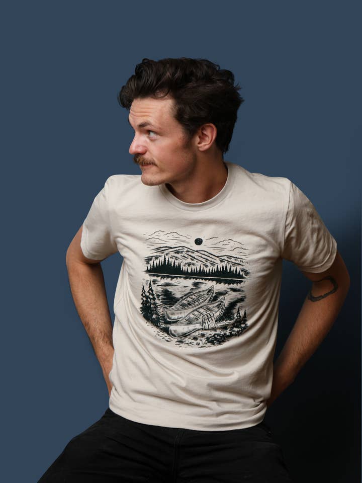 Moore Collection – T-shirt estampada - Homem por atacado – Duas canoas Tee-Dust