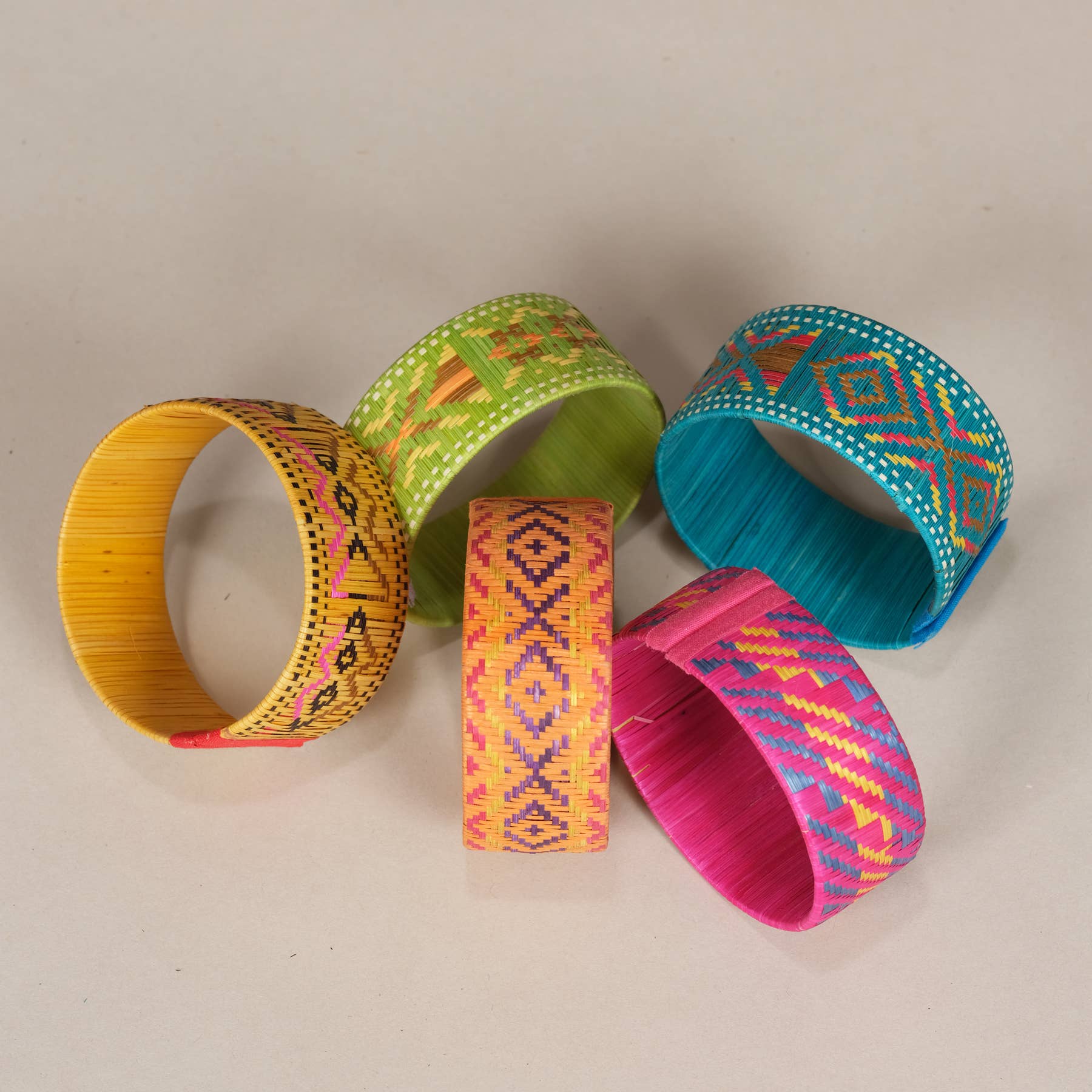 AS'ART a sense of crafts – Großhandel Gewebtes/geflochtenes Armband – Multifarbene Armbänder aus Caña Flecha, Kolumbien1