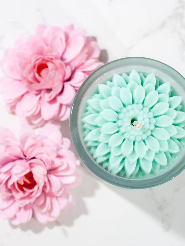 Kerze „Dahlia Flower“, umweltfreundlich, in verschiedenen Größen erhältlich für den Großhandel von Multifaceted™ Artisan Candles