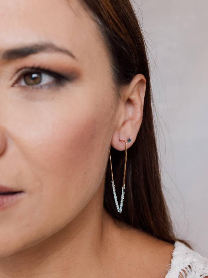 Ljus Triangel Örhängen för wholesale av Câpâ