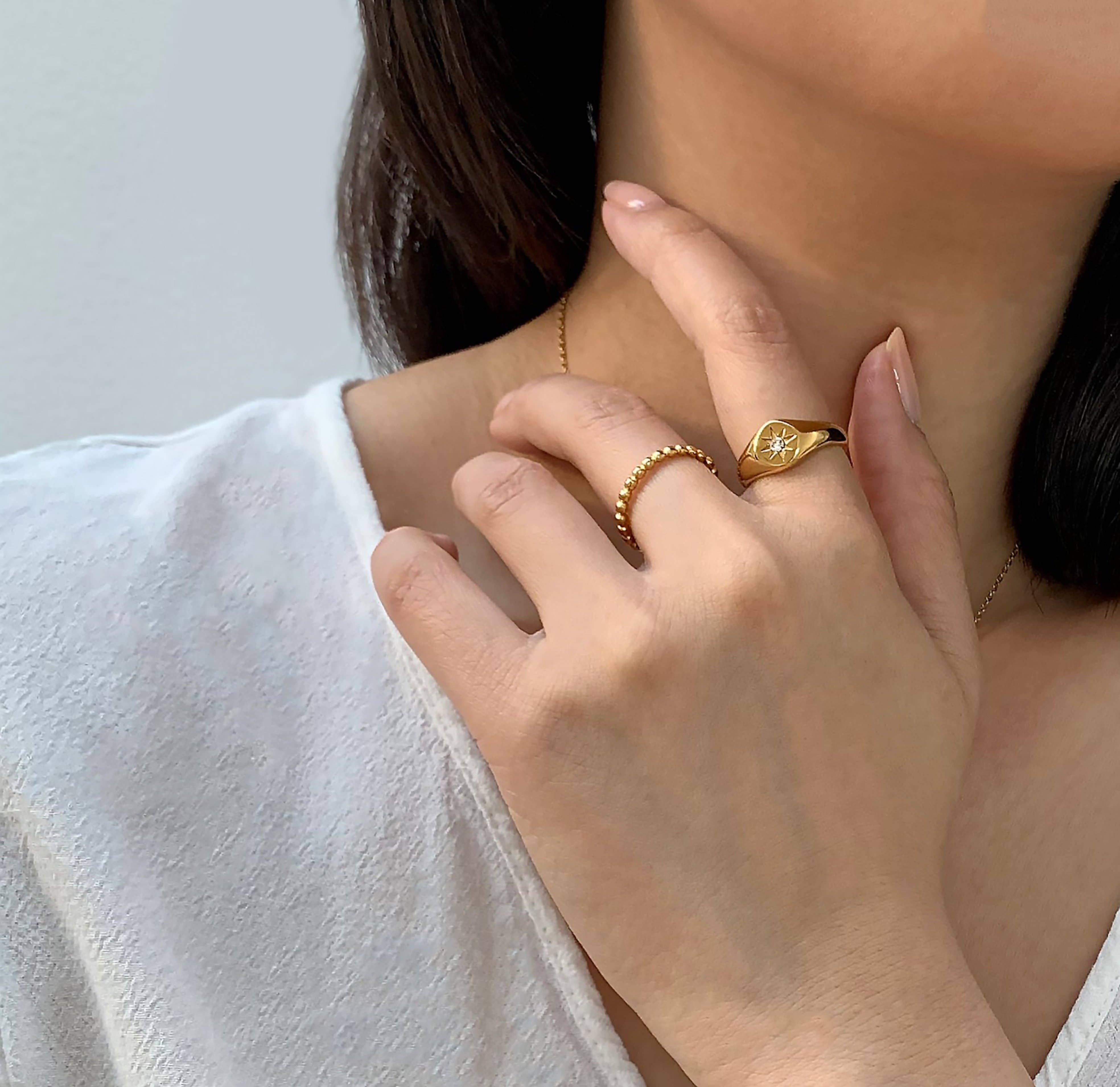 MAI DESIREE - Wholesale Signet Ring - AUGUST GOLD STARBURST SIGNET RING2