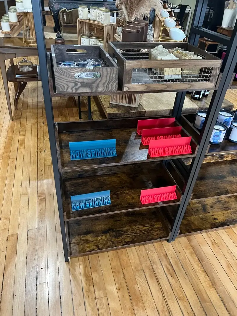 Printed Curiosities - Vente Présentoir – papeterie et articles fantaisie - Présentoirs vinyles tournants imprimés en 3D3