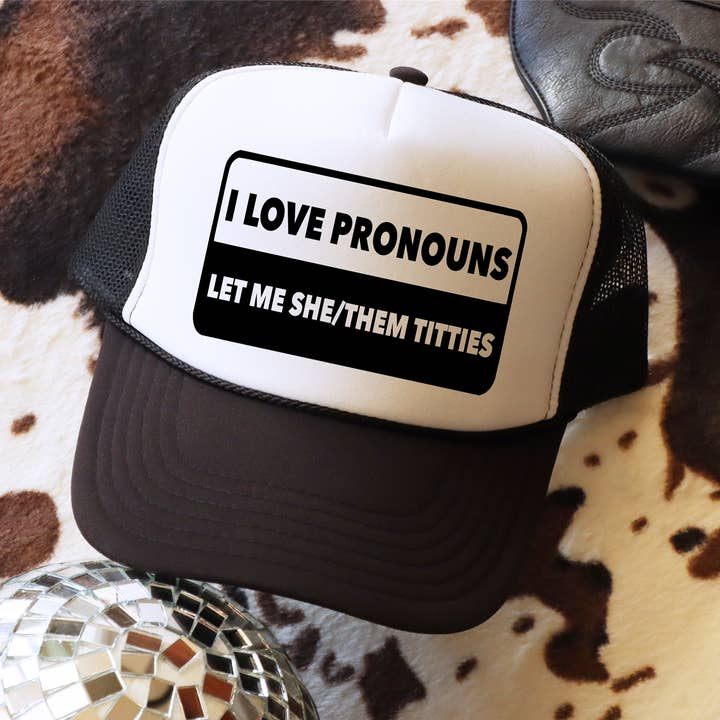 Amo i pronomi, lasciami il cappello da camionista She/Them Titties. per la vendita all'ingrosso da parte di 316 Legacy LLC