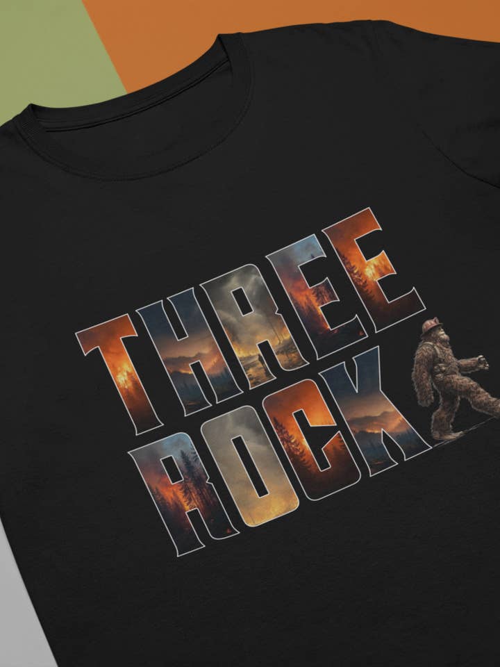 Drie Rots Bigfoot Brandweerman T-shirt voor wholesale door Squatchin’ Country