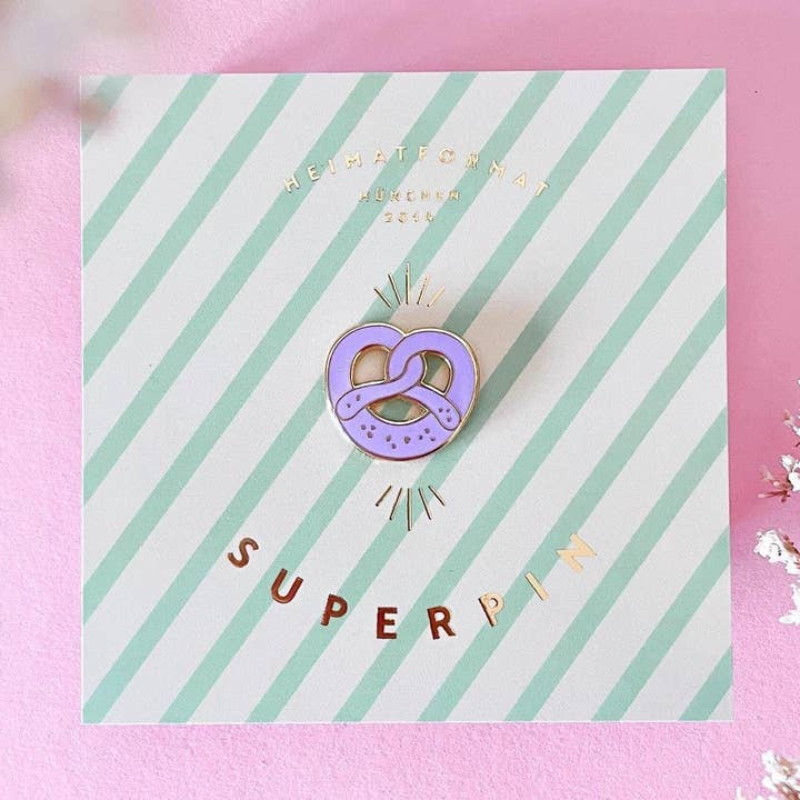 Brezen Anstecker Flieder, Oktoberfest Accessoire für den Großhandel von Heimatformat